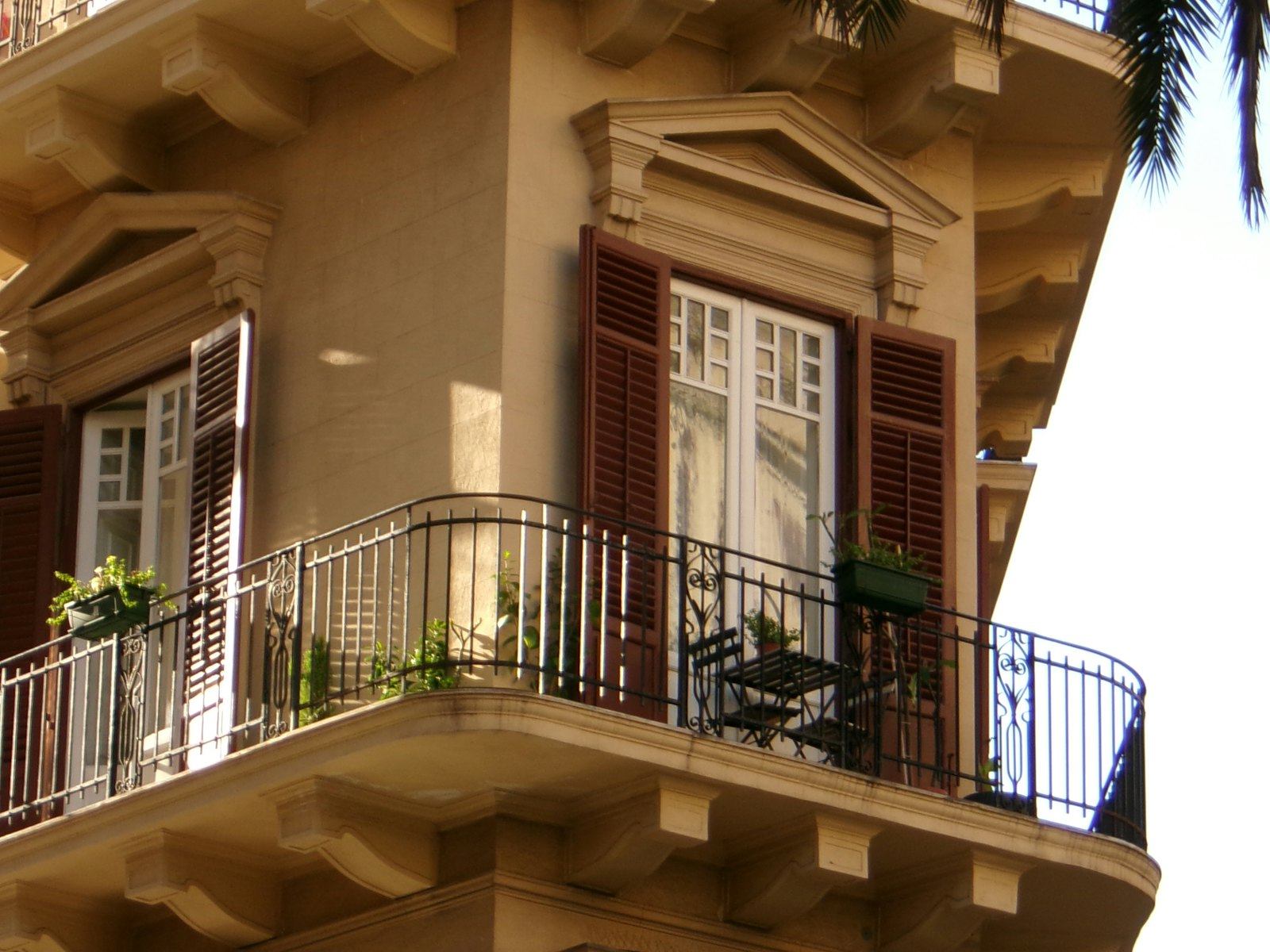 Balcone di un palazzo storico a Palermo